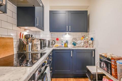 Studio to rent, Wapping High Street, Wapping, London, E1W