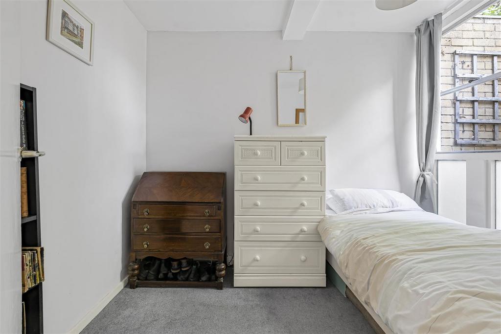 House in Cambridge, Highsett, Petersfield - More