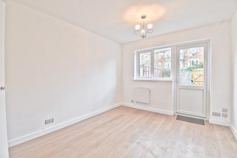1 bedroom maisonette to rent, Willowhayne Drive, Walton-on-Thames, KT12