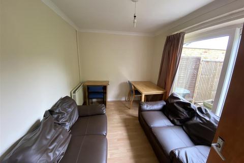 4 bedroom terraced house to rent, Bishops Rise, Hatfield
