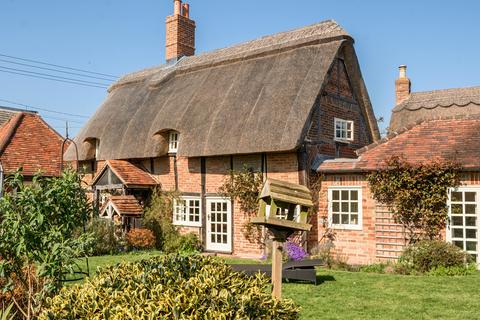 3 bedroom cottage for sale, Bridge Road, Aylesbury, HP18