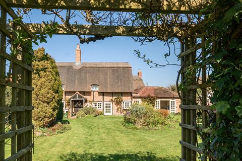 3 bedroom cottage for sale, Bridge Road, Aylesbury, HP18
