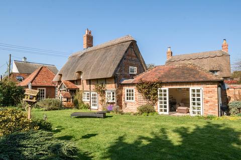3 bedroom cottage for sale, Bridge Road, Aylesbury, HP18