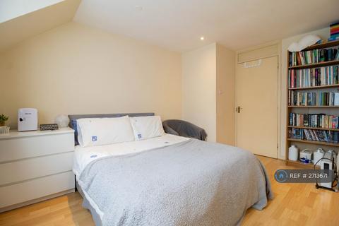 1 bedroom in a flat share to rent, Fawcett Close, London, SW11