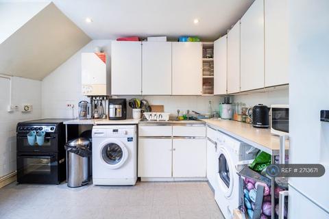 1 bedroom in a flat share to rent, Fawcett Close, London, SW11