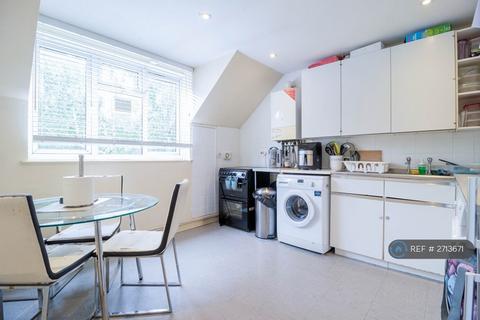 1 bedroom in a flat share to rent, Fawcett Close, London, SW11