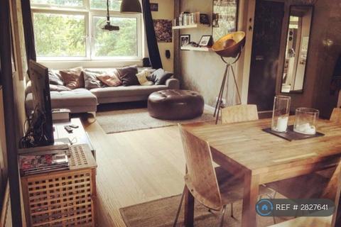 1 bedroom in a flat share to rent, Trafalgar Drive, Walton-On-Thames, KT12