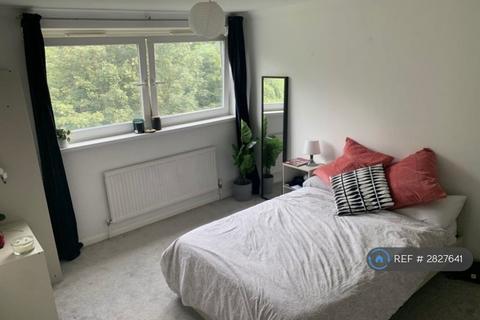 1 bedroom in a flat share to rent, Trafalgar Drive, Walton-On-Thames, KT12