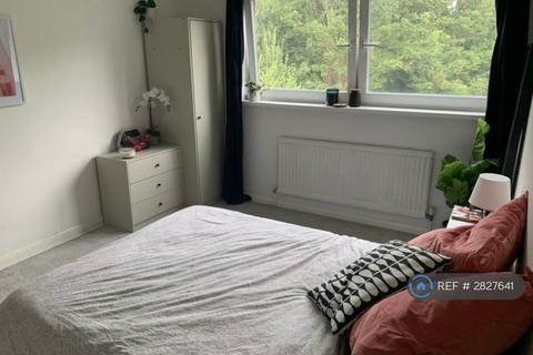 1 bedroom in a flat share to rent, Trafalgar Drive, Walton-On-Thames, KT12