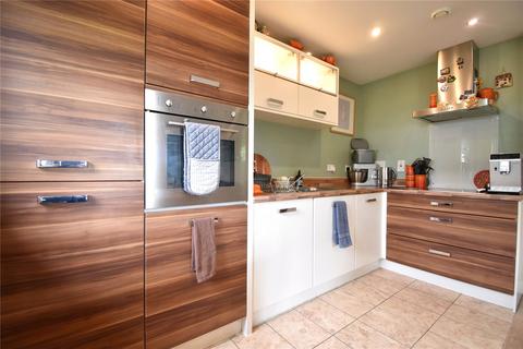 2 bedroom flat for sale, Wallis Square, Farnborough, Hampshire, GU14