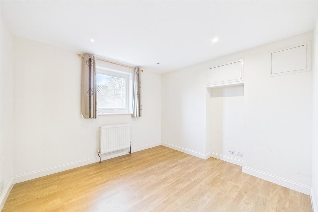 Apartment in Reading - View 4