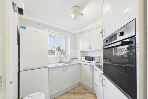 1 bedroom retirement property for sale, Yorktown Road, College Town, Sandhurst, Berkshire, GU47