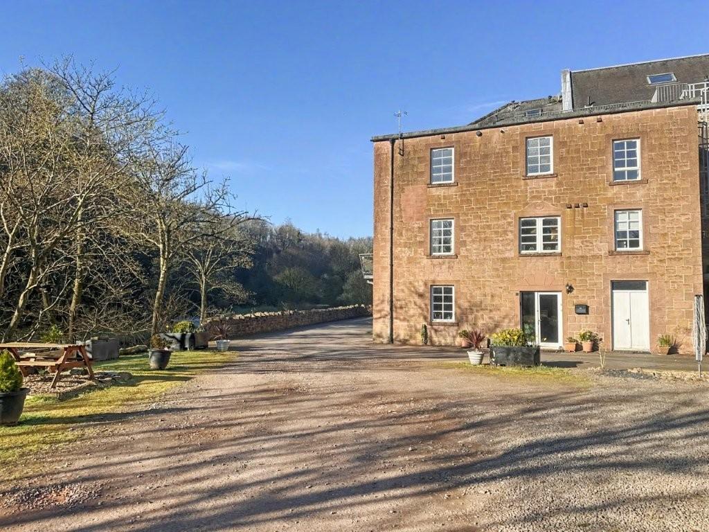 Detached house exterior, driveway