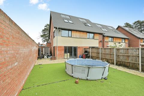 3 bedroom end of terrace house for sale, Le Safferne Gardens, Norwich