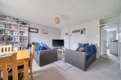 2 bedroom flat for sale, Kingfisher Drive, Surrey GU4
