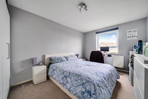 2 bedroom flat for sale, Kingfisher Drive, Surrey GU4