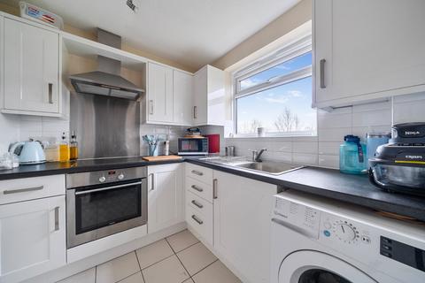 2 bedroom flat for sale, Kingfisher Drive, Surrey GU4