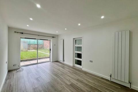 4 bedroom semi-detached house to rent, Addison Road, Brierley Hill DY5
