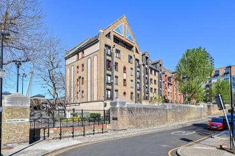 Studio to rent, Discover Walk, Wapping, London, E1W