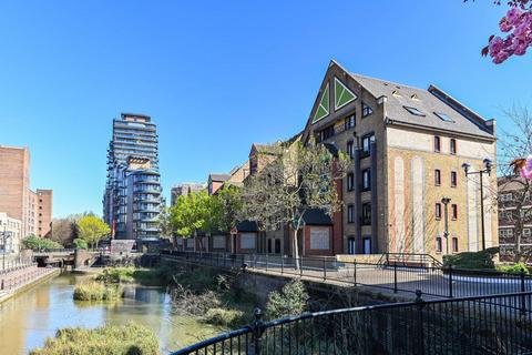 Studio to rent, Discover Walk, Wapping, London, E1W