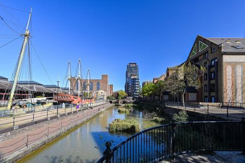 Studio to rent, Discover Walk, Wapping, London, E1W