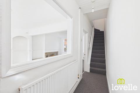 2 bedroom terraced house to rent, Estcourt Street, Hull HU9