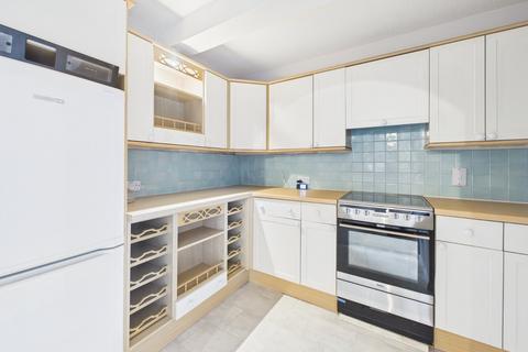 2 bedroom apartment to rent, Clarence Court, Windsor, Berks, SL4