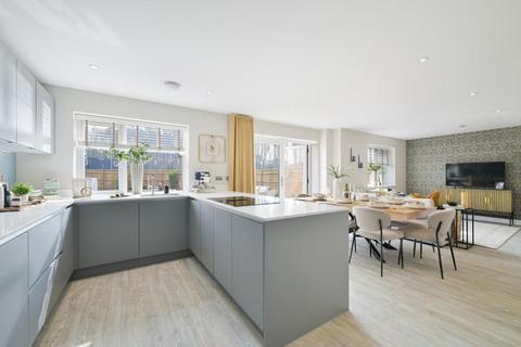 4 bedroom detached house for sale, at Elmstead RG40