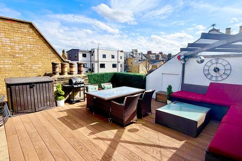 2 bedroom flat for sale, Lavender Hill, London, SW11