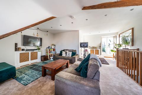 2 bedroom flat for sale, Lavender Hill, London, SW11