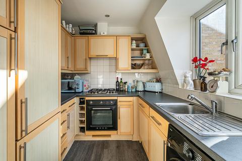 2 bedroom flat for sale, Lavender Hill, London, SW11