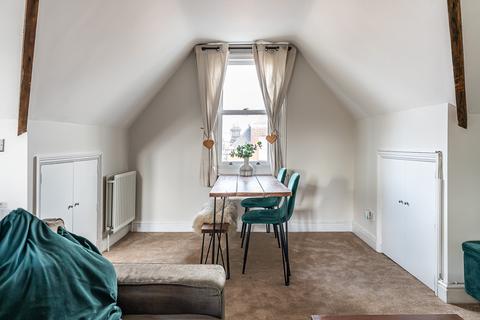 2 bedroom flat for sale, Lavender Hill, London, SW11