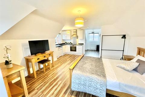 Studio to rent, Church Street, Burnham SL1