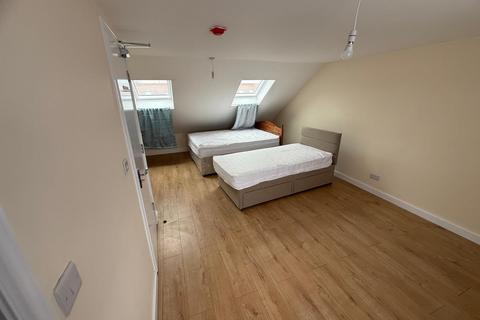 Studio to rent, Gledwood Avenue, Hayes