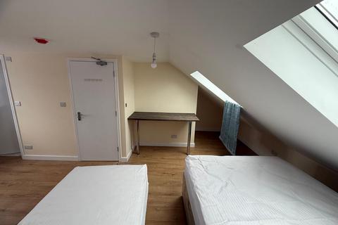 Studio to rent, Gledwood Avenue, Hayes