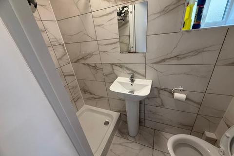 Studio to rent, Gledwood Avenue, Hayes