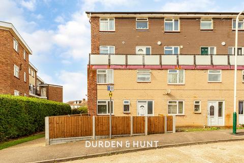 Victor Close, Hornchurch, RM12