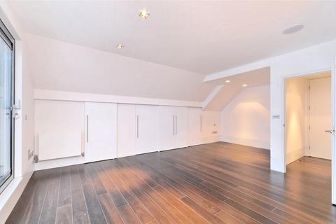 Studio to rent, Slingsby Place, St Martin's Court, WC2E