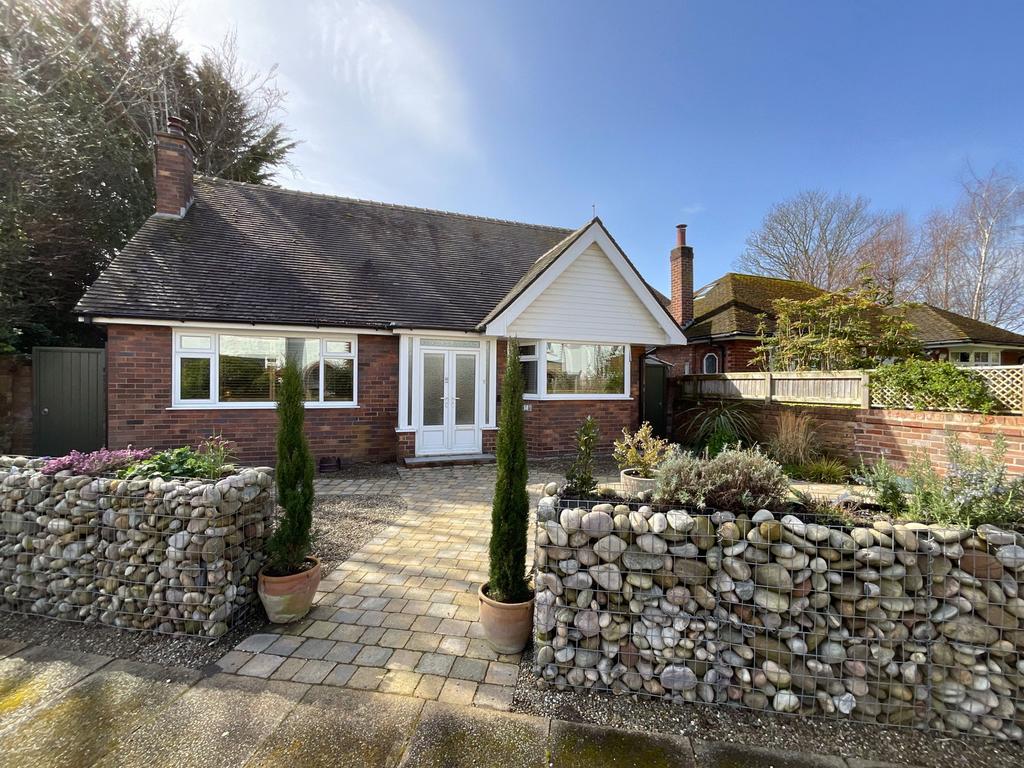 Part Banlow Part Street, Southport PR8 4 bed detached bungalow - £400,000