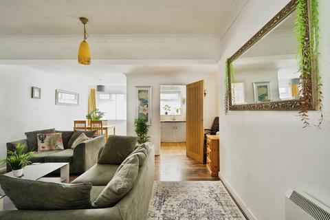 2 bedroom flat for sale, Blake Hall Road, London, E11