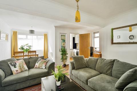 2 bedroom flat for sale, Blake Hall Road, London, E11