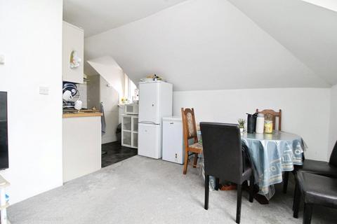 2 bedroom apartment to rent, High Street, Hornchurch, RM11