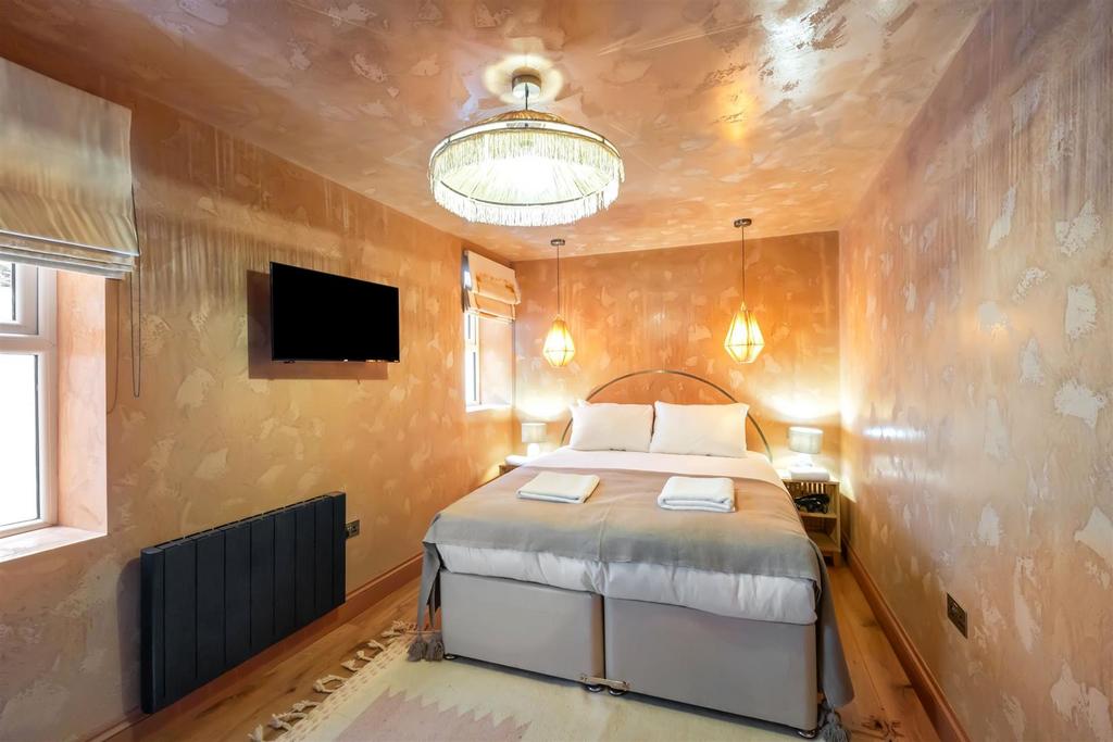 Apartment in Brighton, Round Hill - More