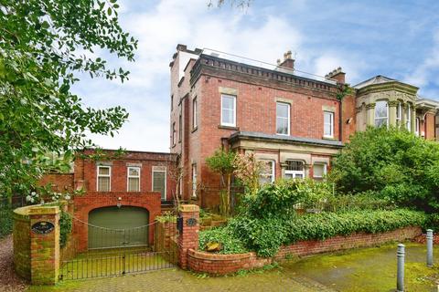 2 bedroom flat for sale, Crewe Road, Alsager, Stoke-on-Trent, Cheshire, ST7