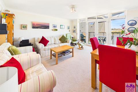 2 bedroom flat for sale, Valetta Way, Rochester