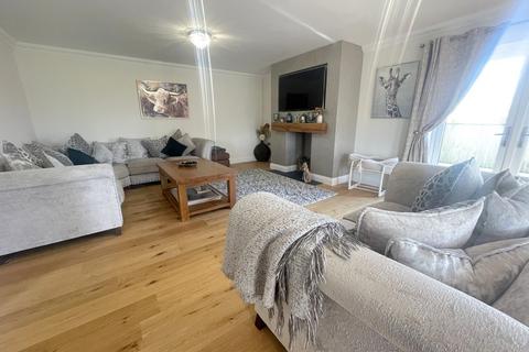 4 bedroom property with land for sale, Heol Llanelli, Pontyates SA15