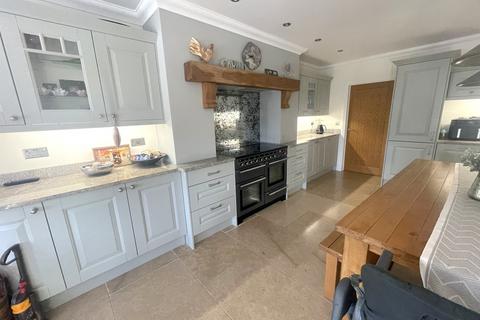 4 bedroom property with land for sale, Heol Llanelli, Pontyates SA15