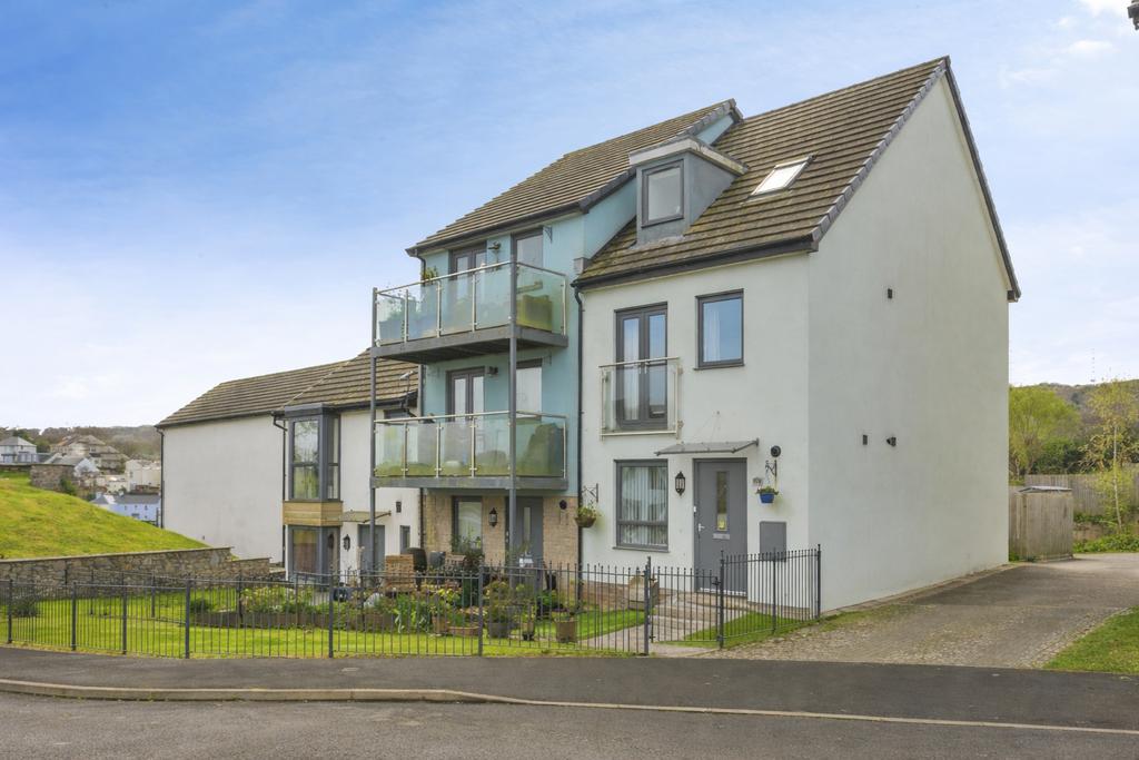 4 bedroom end of terrace house for sale
