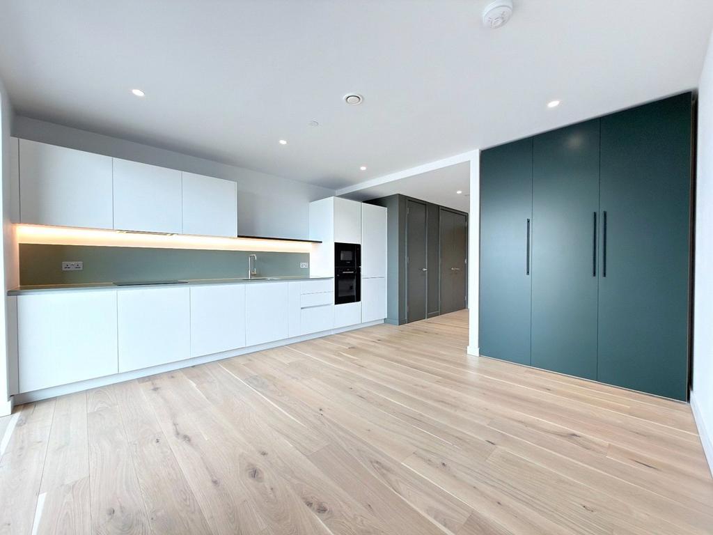 5 Upper Riverside, 2 Cutter Lane... 1 bed apartment - £2,000 pcm (£462 pw)