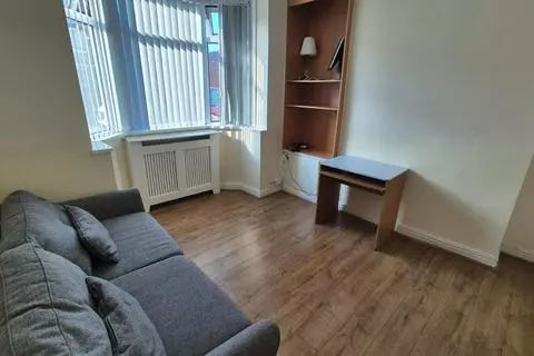 4 bedroom terraced house to rent - View 2